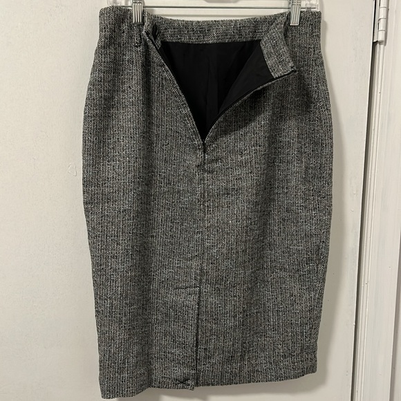 Amanda + Chelsea, beautiful skirt for ladies. It is size 8. Zipper on the back. - Picture 3 of 5